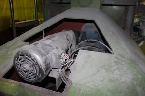La boîte de connexion qui alimente ce moteur de 10 HP est ouverte et laisse voir un grand nombre de fils électriques pêle-mêle. Il y a risque potentiel de court-circuit et d’électrocution.